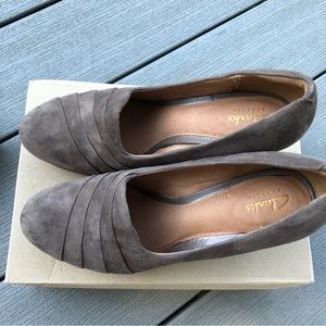 Clarks Artisan Delsie Joy dark taupe Suede, size 6, new